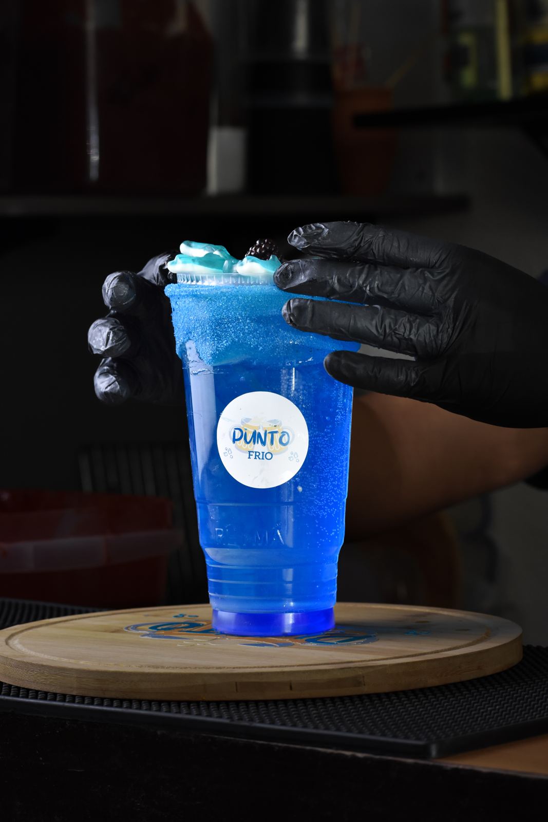 Bebida azul preparada en Punto Frío