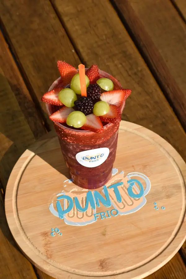 Bebida roja con fruta y escarchado de chile en Punto Frío
