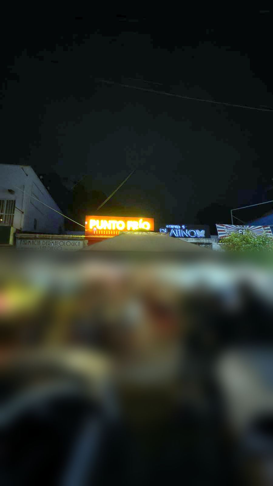 Fachada de noche de Punto Frío San Diego