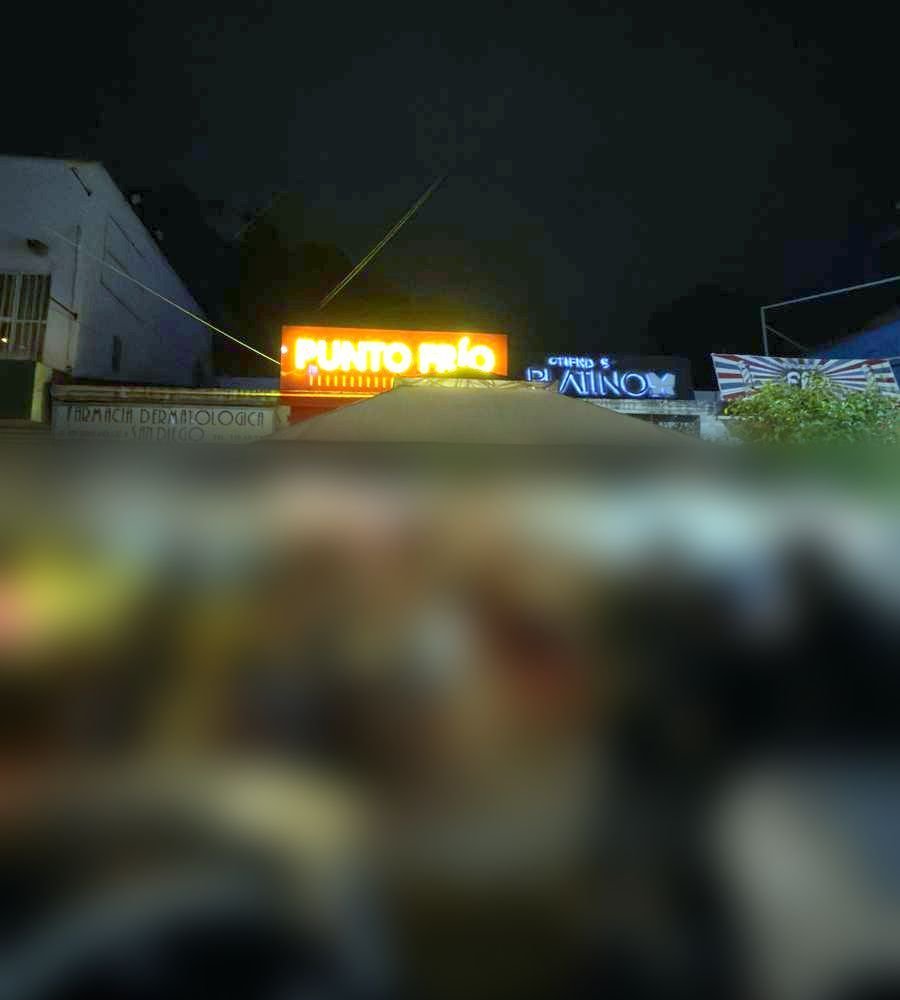 Fachada de noche de Punto Frío San Diego