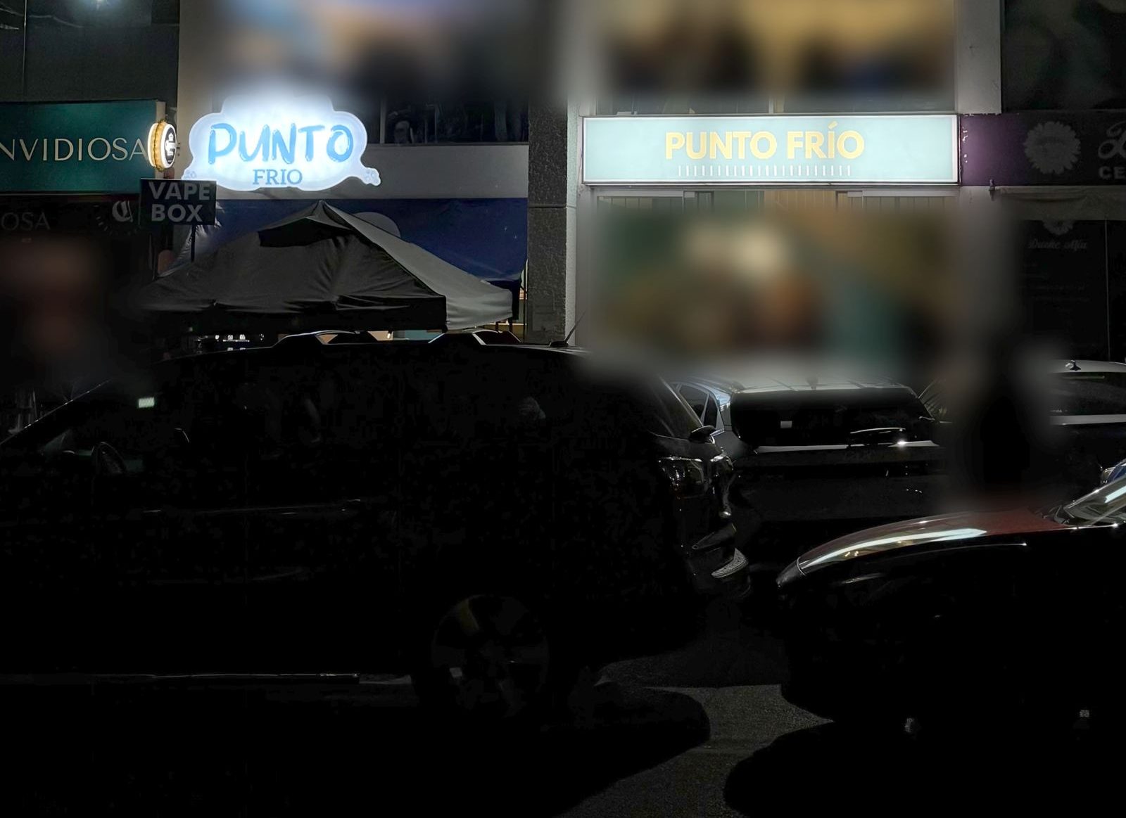 Fachada de noche de Punto Frío Teopanzolco con sus letreros
