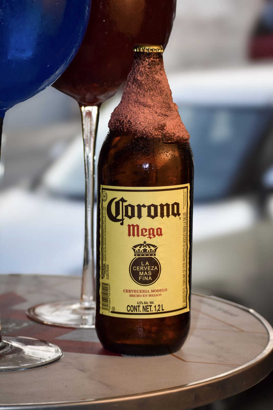Corona Mega escarchada lista en la mesa