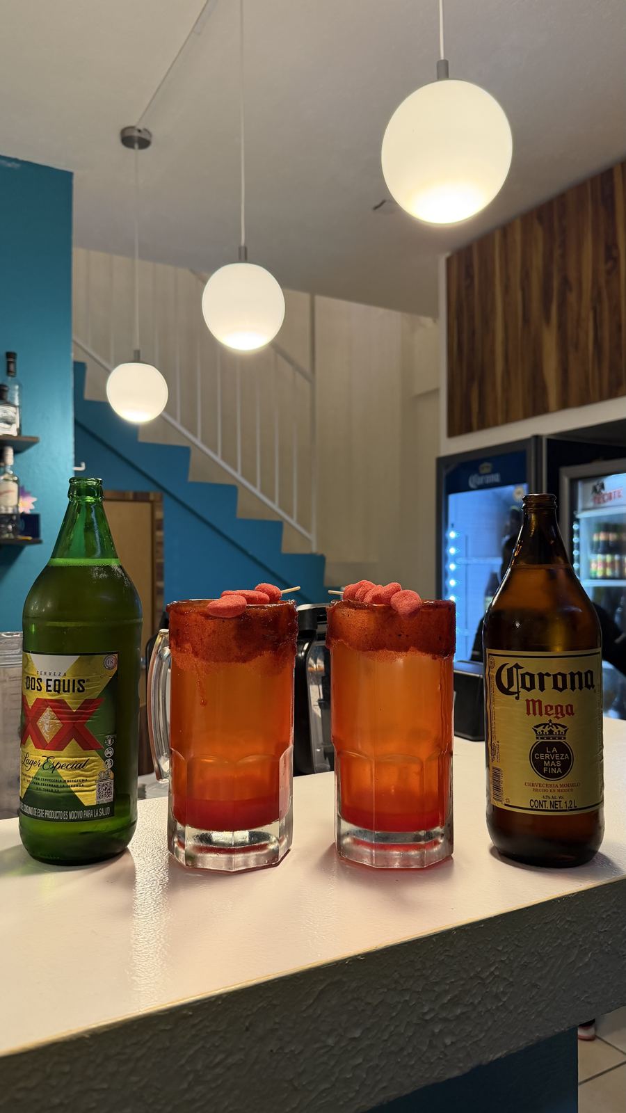 Micheladas en la barra de Punto Frío Teopanzolco, con la escalera al fondo